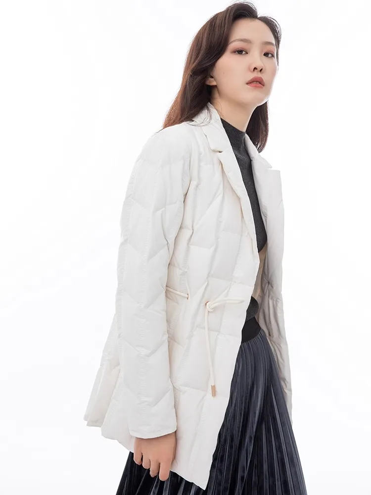 

Женская зимняя куртка Ele White Down Jaet: модный укороченный фасон, приталенный крой, с эффектом стройности талии, повседневный деловой стиль