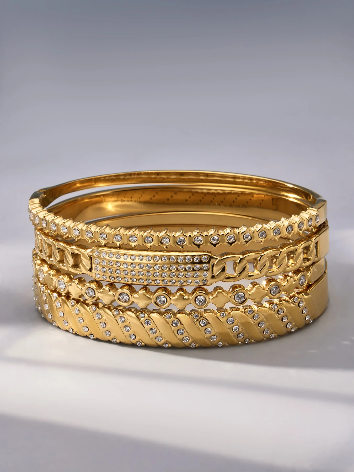 Zierliche CZ Kubikzirkonia Armreifen Edelstahl-Armreifen für Frauen 18k Vergoldete Armreifen mit Mehrfach-Zirkon-Einlage – Detail 7