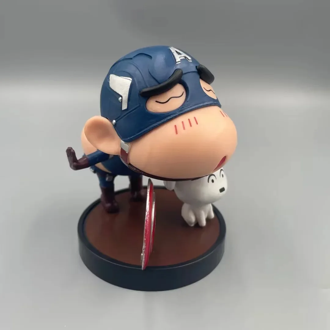 Anime Crayon Shin-chan Cos Capitan America Q Versione Action Figure Modello in PVC Giocattoli bambola Decorazione da scrivania Collezione Regali in scatola