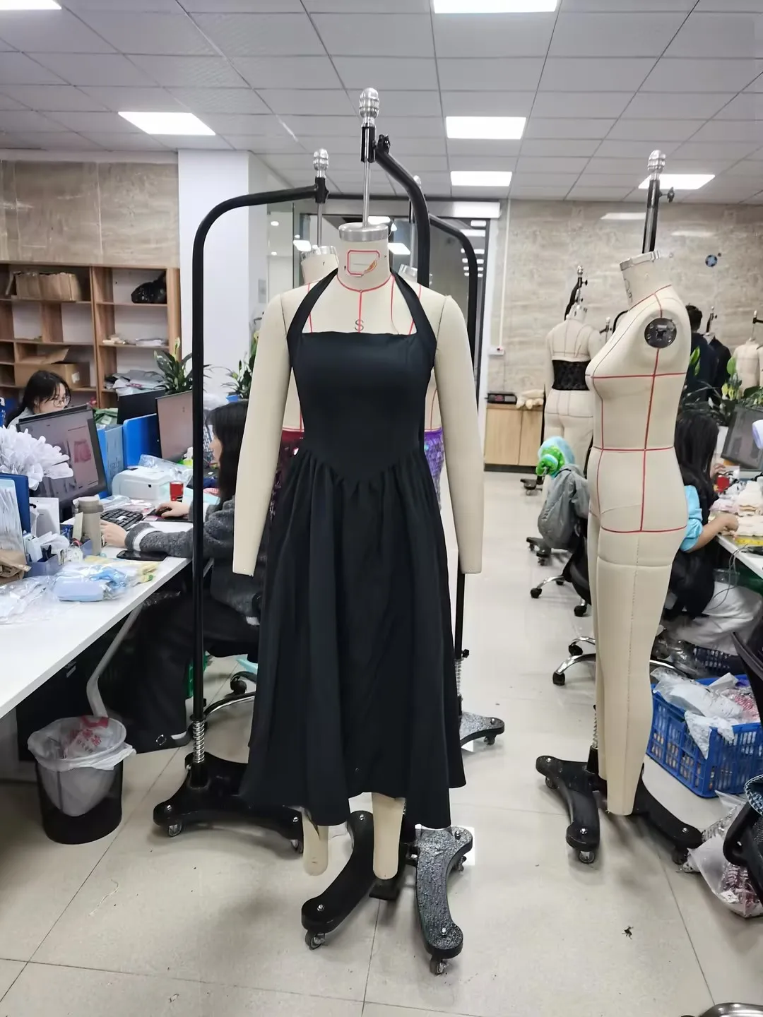 فستان توتو نسائي بلون سادة أنيق برباط ورقبة رسن بدون أكمام مفتوح الظهر متقاطع على شكل حرف a فستان ميدي بدون أكمام