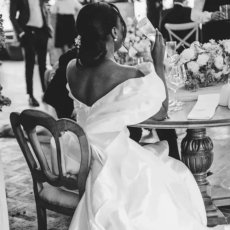 Suknia ślubna syrena z satyny, z jednym ramiączkiem, marszczeniami, odpinanym trenem, rozcięciem z boku, Vestidos De Novia.