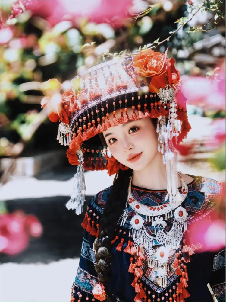 Um conjunto completo de fantasias fotográficas para performance em estilo étnico, incluindo flor-Yao étnico, como chapéus e
