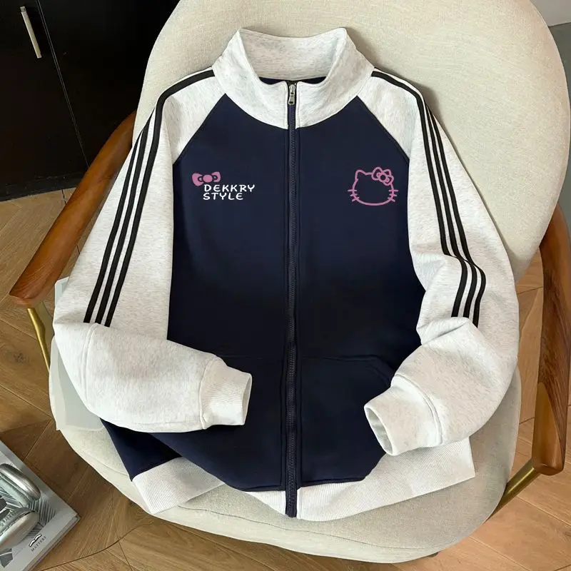 سترة صوفية عصرية بسحاب مطبوع عليها حروف هالو كيتي للخريف والشتاء باللون الأبيض والرمادي مع سترة طالب باللون الأزرق الداكن
