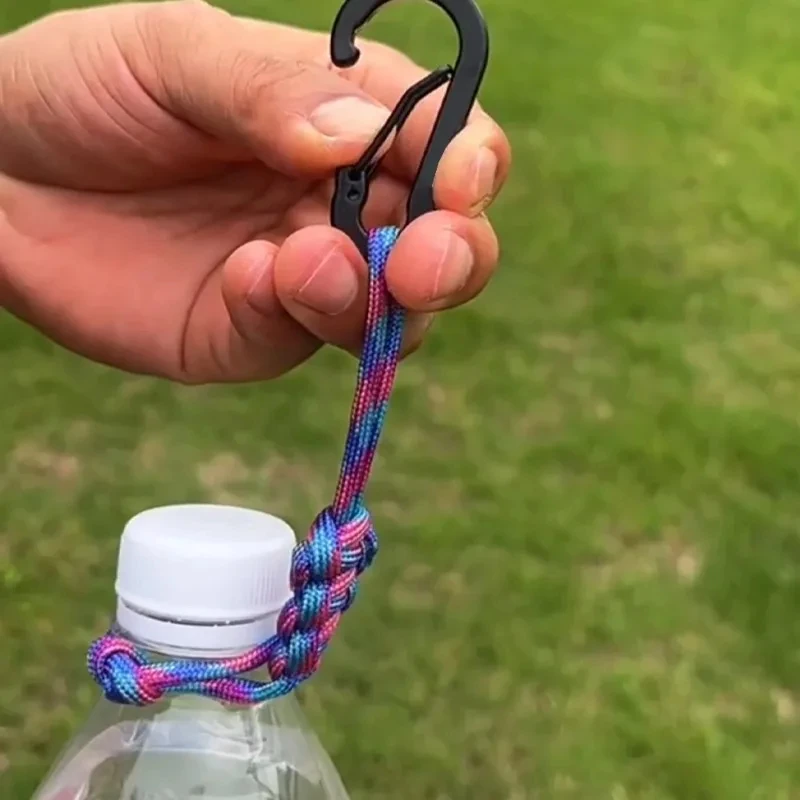 Multifunktionaler Outdoor-Paracord-Wasserflaschenhalter-Lanyard, tragbarer universeller Wasserflaschenriemen für Rucksack, Hut, Mineralwasser. – Detail 4