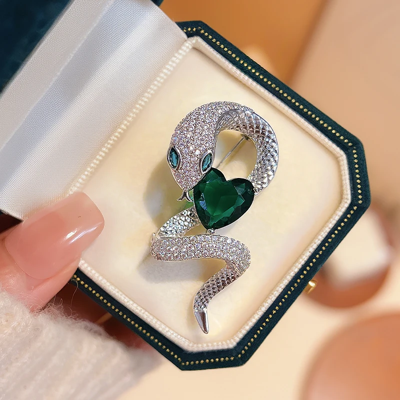 Retro Zircon Emerald Heart-shaped Snake Brooches Women\'s Clothes Accessories Animals Green Crystal Lapel Pin Corsage Accessories