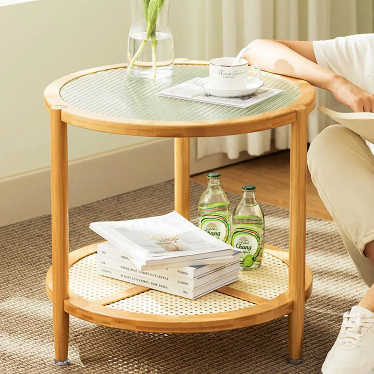 

Gdrasuya10 Современный бамбуковый приставной столик, 2-х уровневый круглый приставной столик с полкой из ротанга Стеклянная столешница Акцентный столик Прикроватная тумбочка