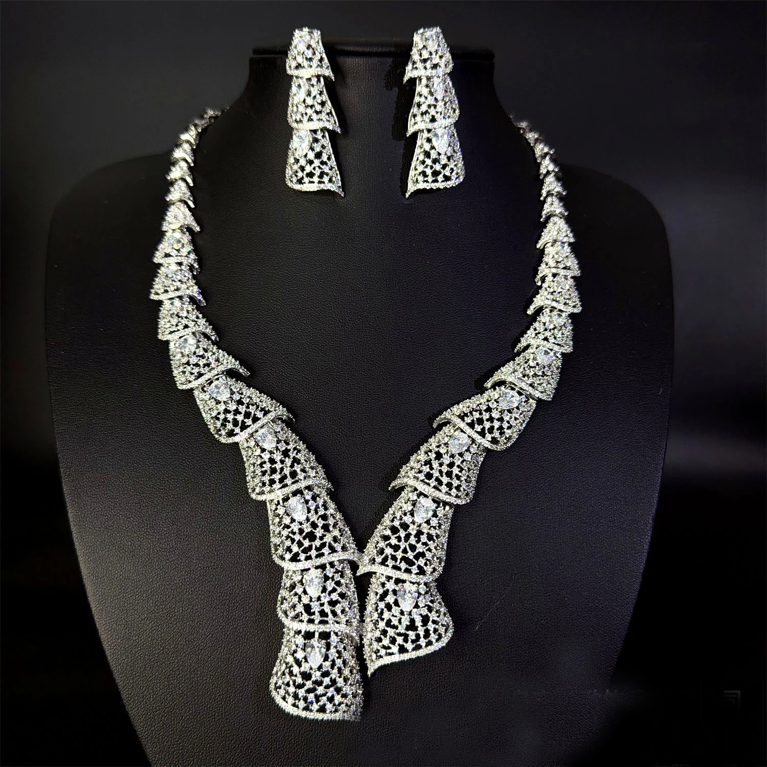 

European and American Style Stereo Artistic Jewelry Set Necklace Earrings Women's Light Luxury Wedding Holiday Gift M-938