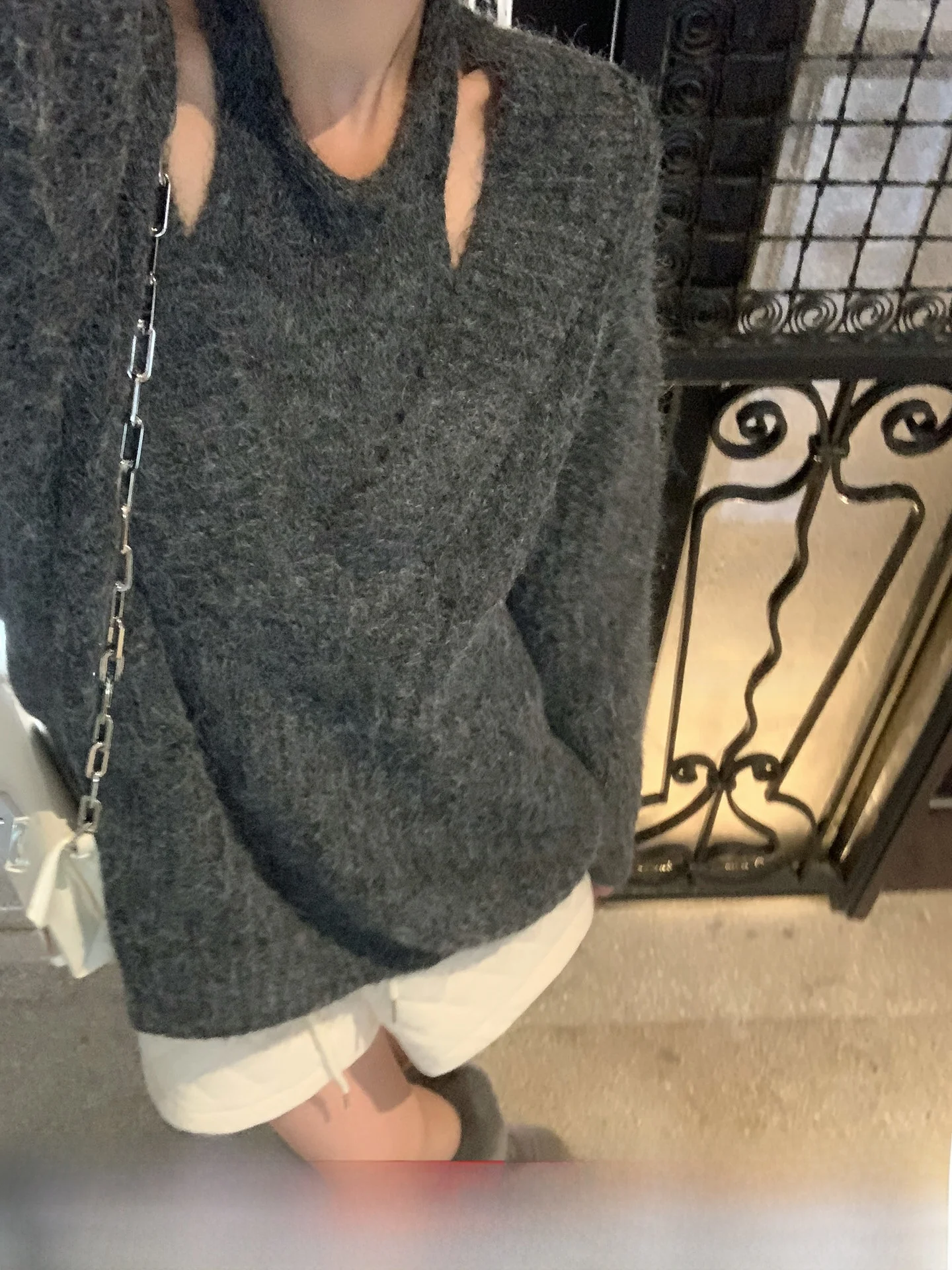 

Комплект из двух предметов: шерстяной жилет GV Lazy Heart и свитер с V-образным вырезом. Новинка осенне-зимнего сезона. Универсальный повседневный свободный крой для женщин.