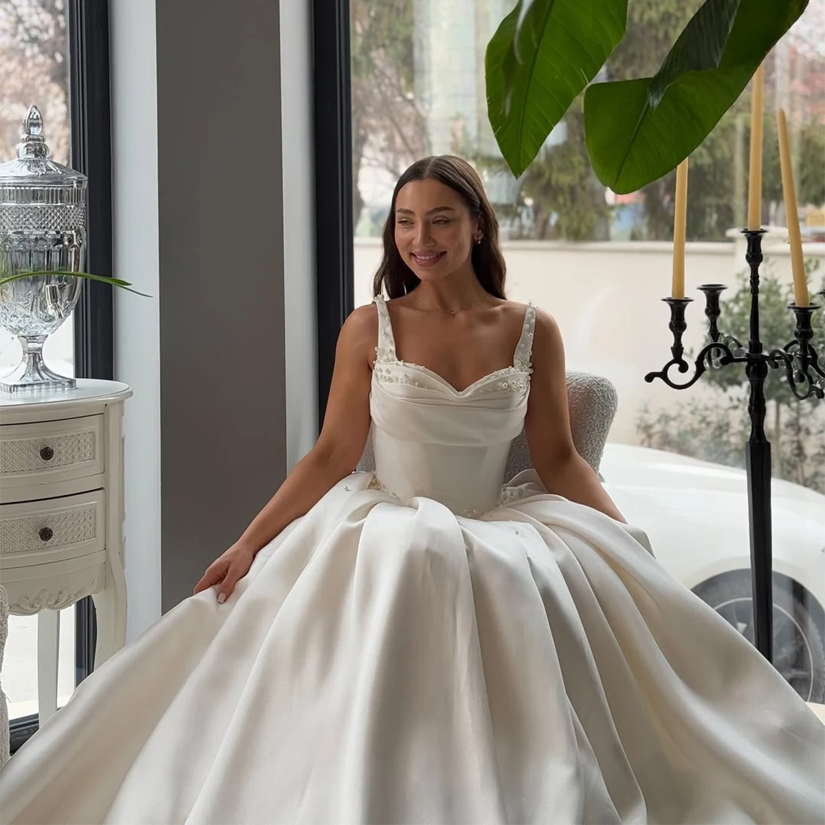 ชุดแต่งงานทรงบอลกาวน์ผ้าซาตินประดับมุกแบบโรแมนติก พร้อมชายกระโปรงยาว ทรงเอไลน์ เปิดหลัง สำหรับเจ้าสาวและงานเลี้ยง  ชุดราตรีสำหรับผู้หญิง  ชุดเจ้าสาวแบบยาว