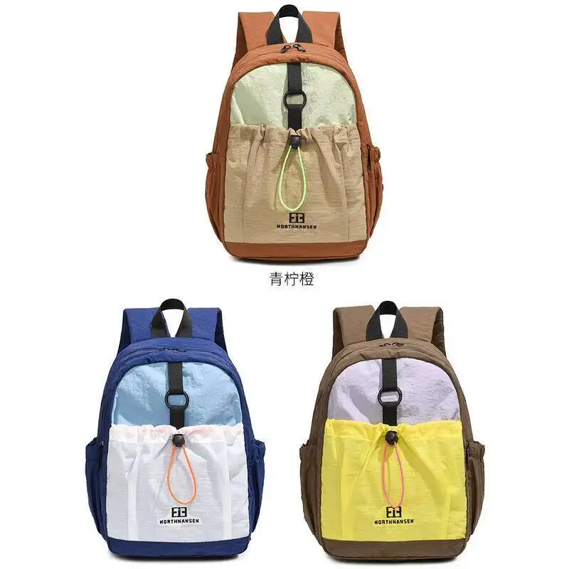 حقيبة ظهر صغيرة خفيفة الوزن للمشي لمسافات طويلة مع جيوب متعددة للرجال والنساء، حقيبة نهارية كاجوال منقوشة مقاومة للماء للبالغين أثناء المشي لمسافات طويلة في النهار