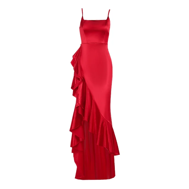 Elegante abito da donna con spalle scoperte, nuovo stile estivo 2025, con orlo con volant e design a tracolla in abito lungo aderente in raso