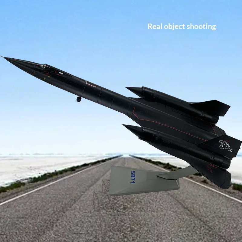 

Масштабная модель самолета-разведчиков SR-71 Blackbird ВВС США 1:72, готовая, из сплава, с открывающимся салоном, гравируемой подставкой, для декора и коллекции, подарок