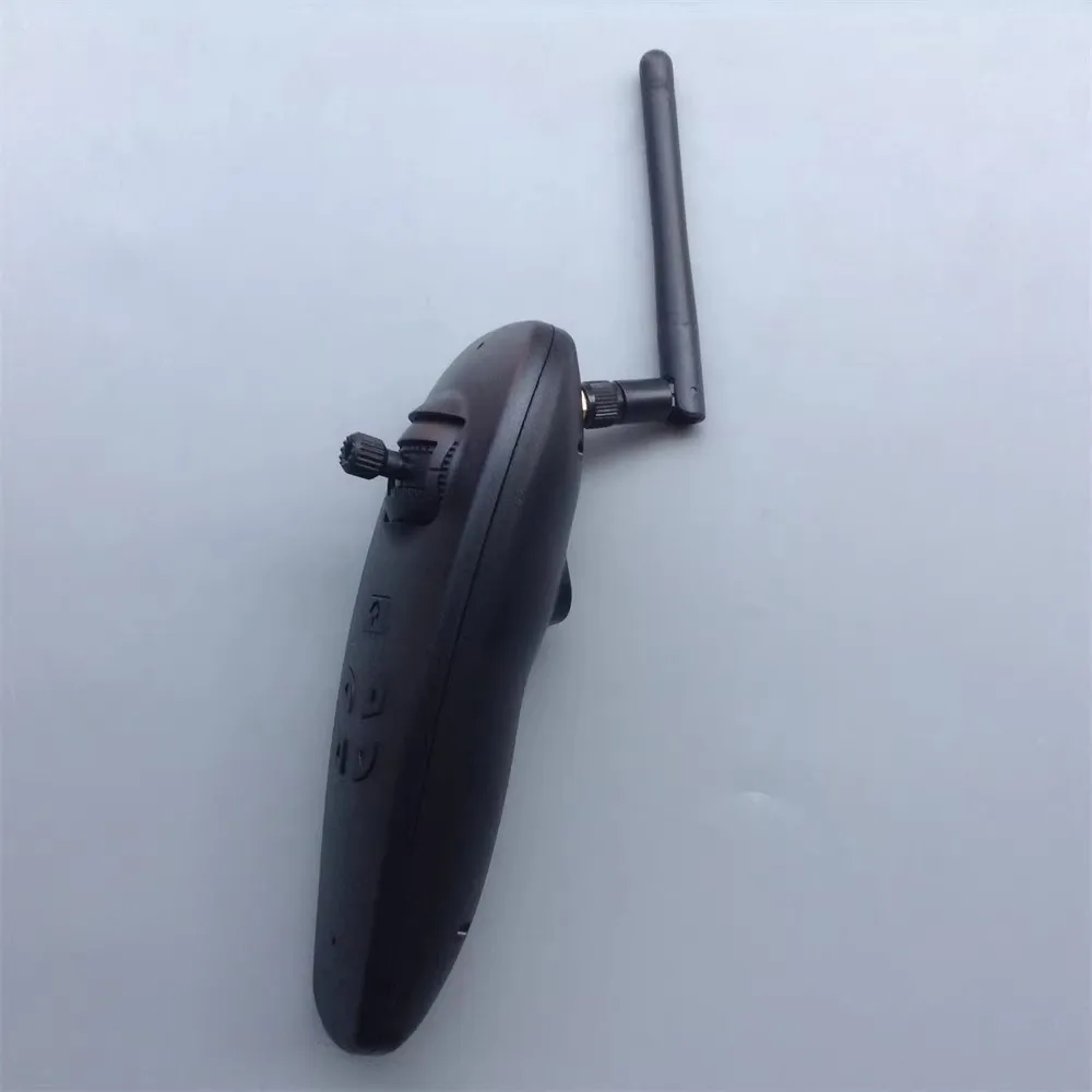 Łódź zdalnie sterowana z pojedynczym silnikiem sterującym kierunkiem, dwoma silnikami sterującymi różnicowo i 6-kanałowym pilotem, typu \"tank\".