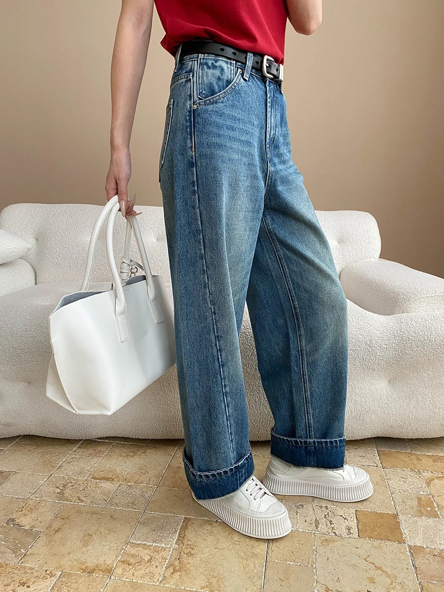 Design alla moda con bordo arrotolato, jeans dimagranti a vita alta, larghi a gamba dritta
