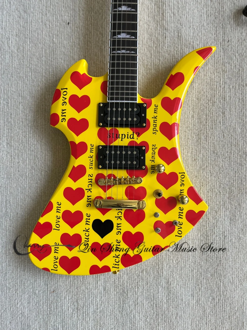 Yellow guitar, fixed bridge, solid wood body with a red heart-shaped top, maple neck, HH pickups, golden tuner