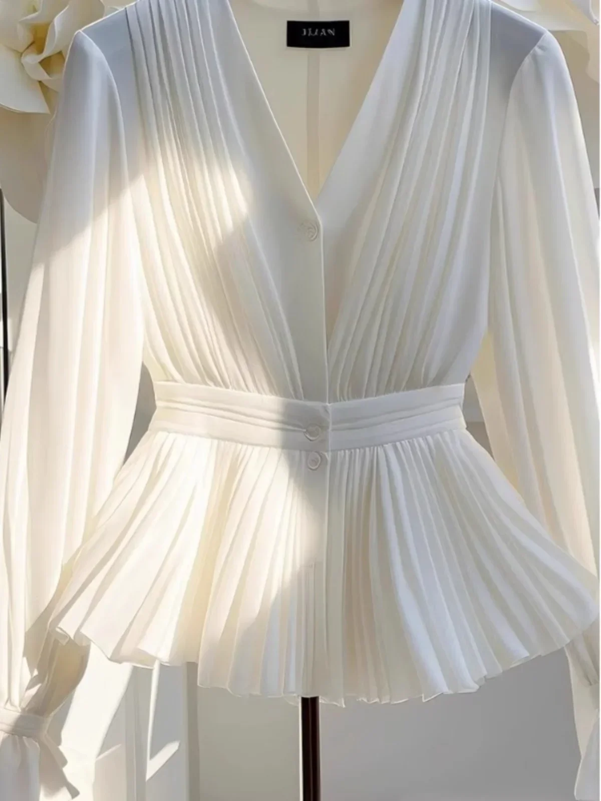 Herfst Nieuwe Koreaanse Stijl Temperament V-hals Lange mouwen Blouse Vrouwen Top Licht Volwassen Franse Luxe Slanke Witte Shirt voor Vrouwen