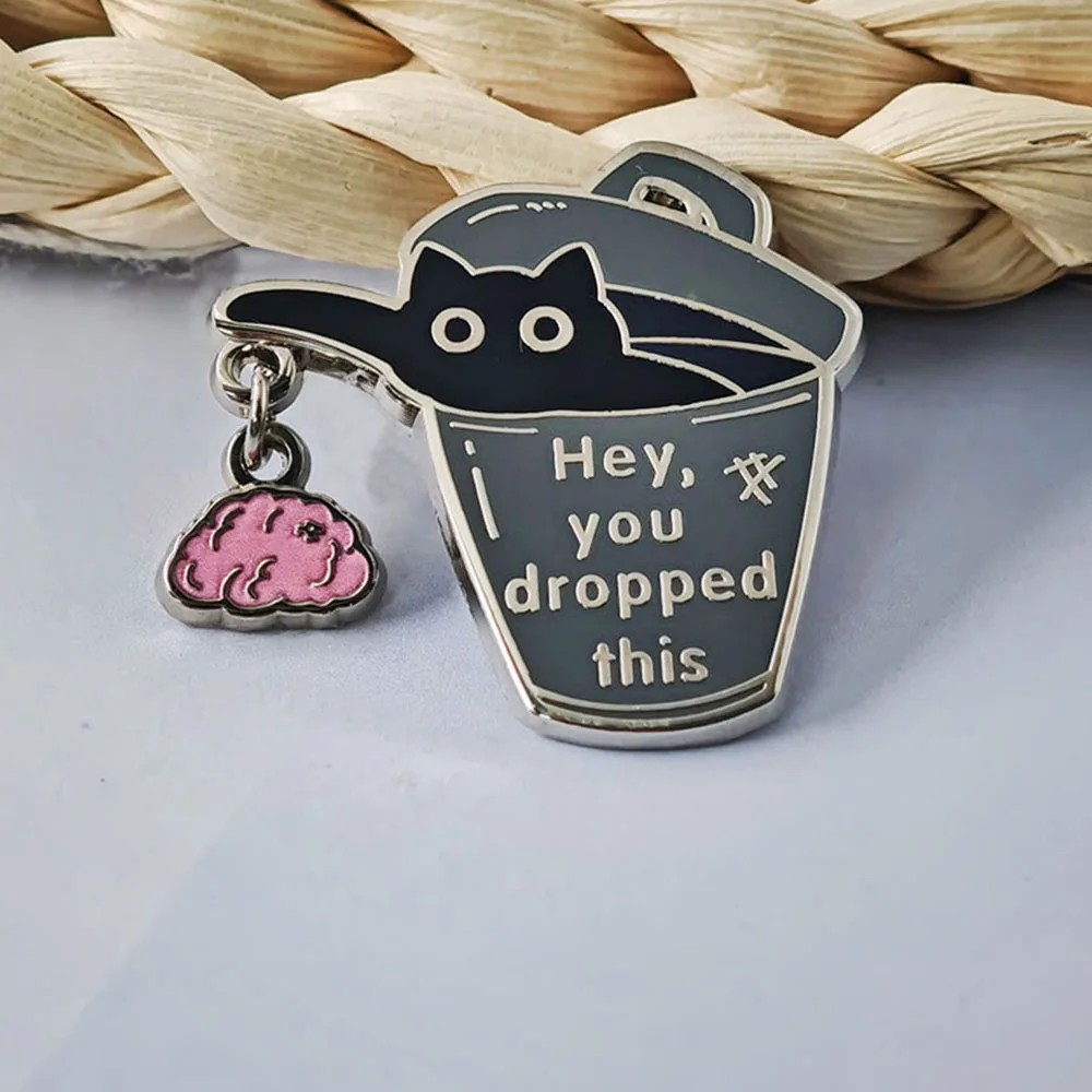 Lustige Emaille-Pins mit Schwarzer Katze und Mülleimer, „Hey, das hast du fallen lassen, du Idiot“-Broschen, sarkastische Meme-Metallabzeichen, Anstecknadel für Rucksack – Detail 4