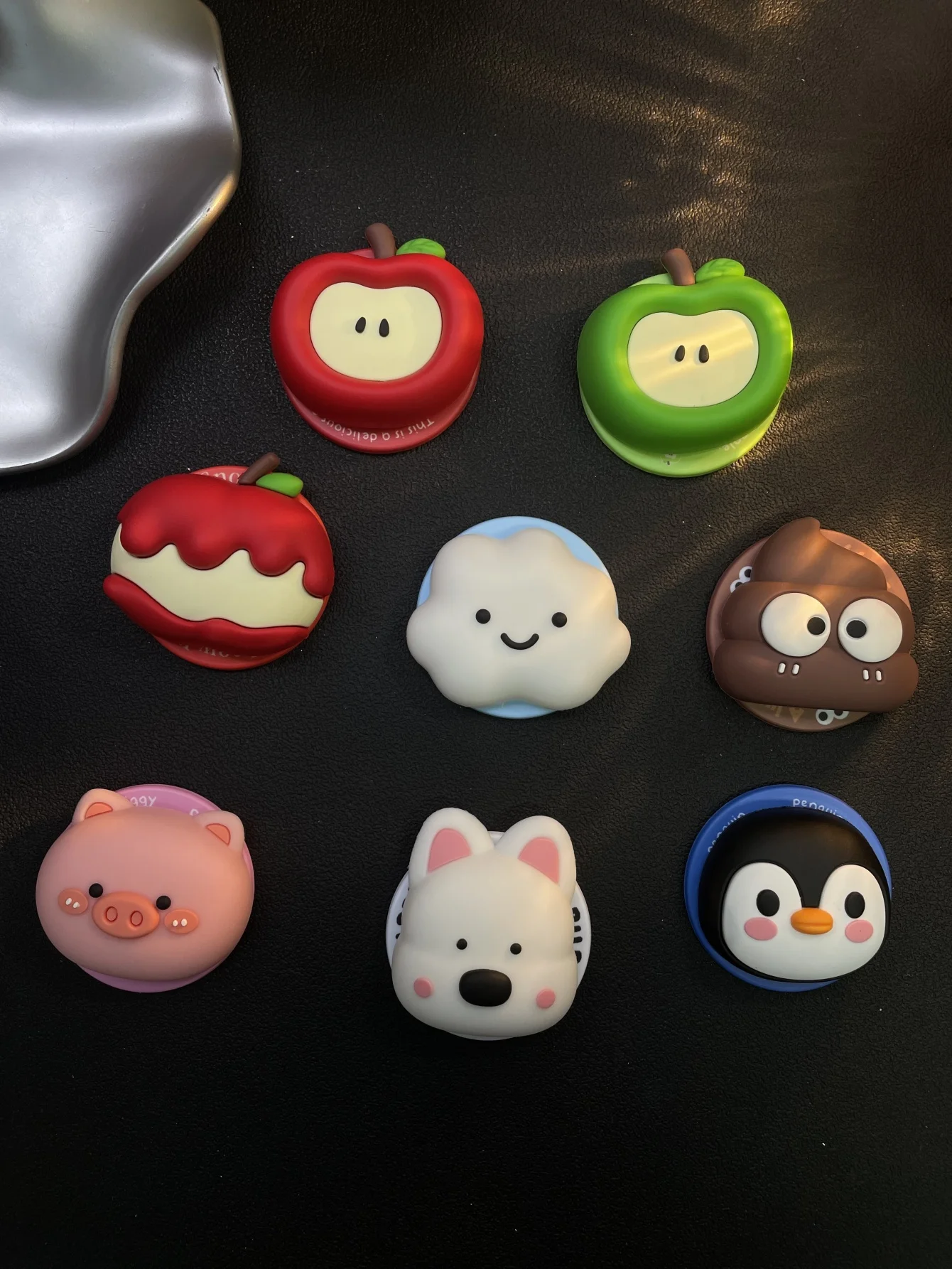 

Korean Creative 3D Apple Small Animal Magnetic Bracket Suitable For MagSafe Mobile Phone Strong Adsorption Desktop Lazy