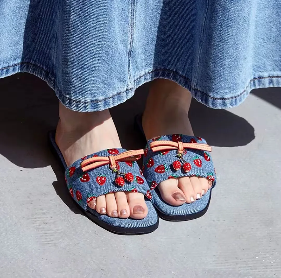

2026 New Women's Casual Non-Slip Comfortable Flat Open-Toe Slippers Summer Fashion Strawberry Print Decorative Slippers