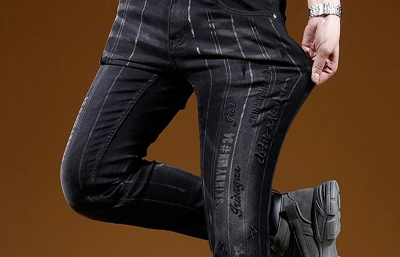 Vaqueros de vaquero con letras negras bordadas para hombre, pies pequeños, tendencia coreana, pantalones elásticos versátiles rasgados, pantalones vaqueros ajustados