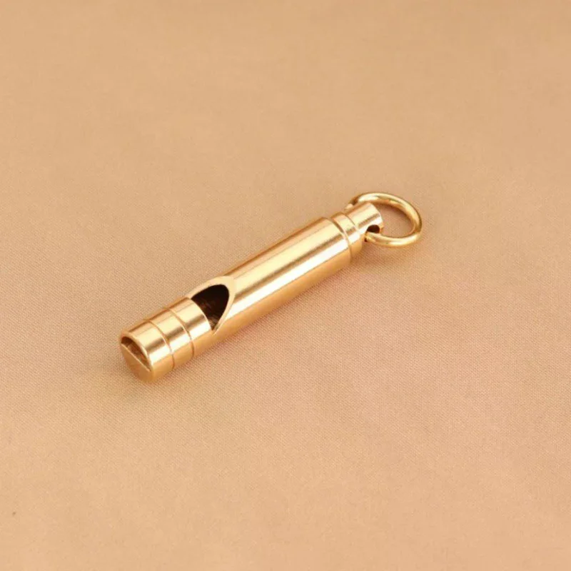 Fischietto di sopravvivenza di emergenza in ottone multifunzionale Portachiavi portatile Attrezzi da esterno Fischietto da addestramento per escursioni in campeggio