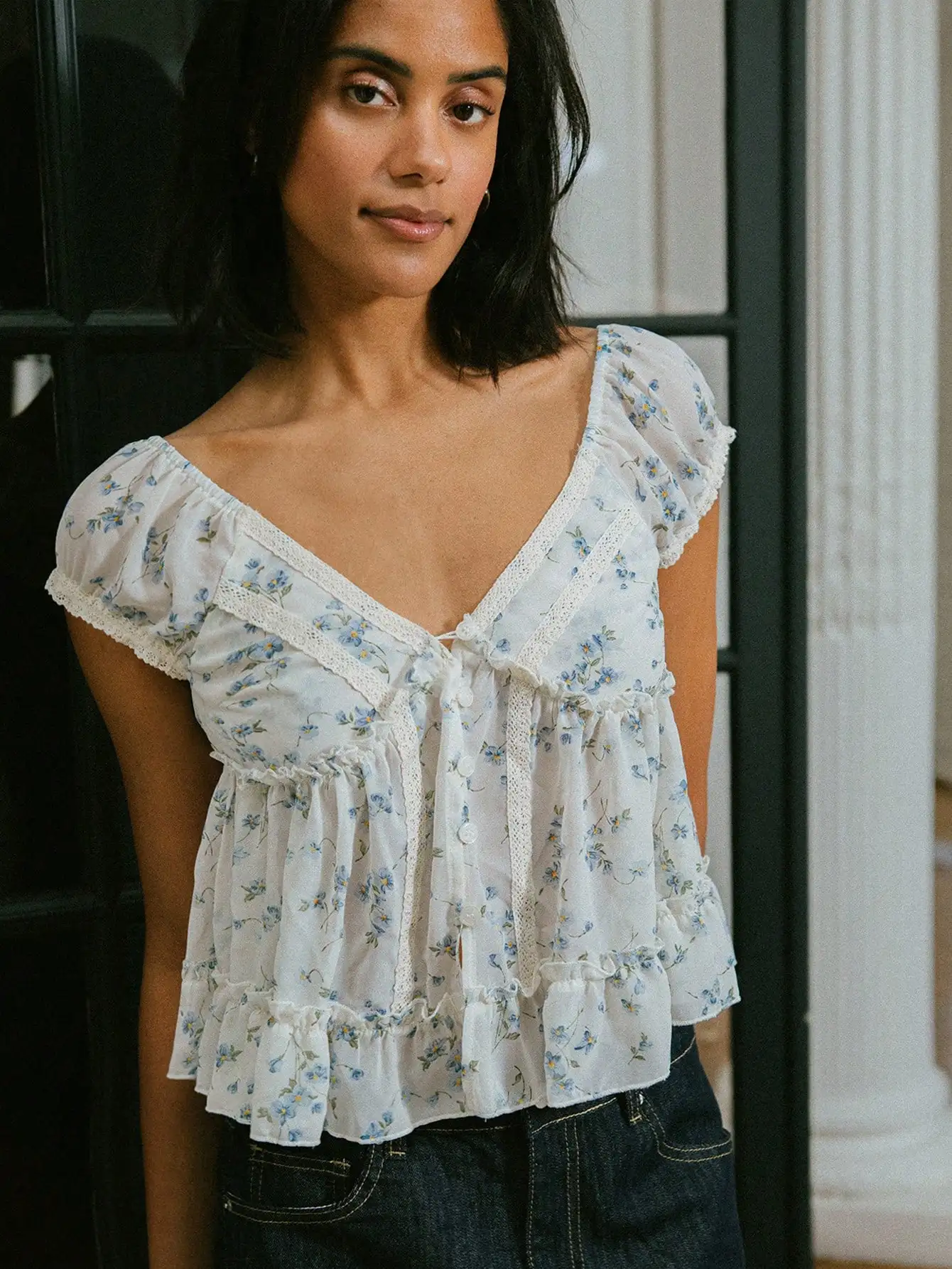 

Винтажная блузка с цветочным принтом, пышными рукавами, кружевной отделкой и оборками для повседневной носки весной и летом