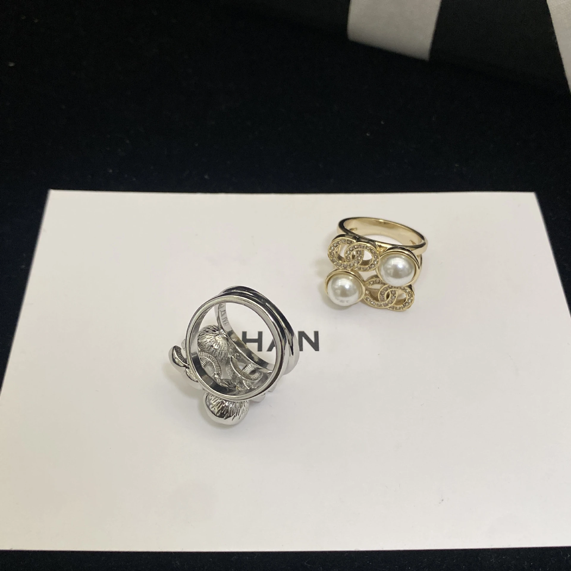 حلقات أنيقة ذات لونين، لؤلؤية - مزينة بسلسلة - مثل التصميم، فريدة ورائعة #1