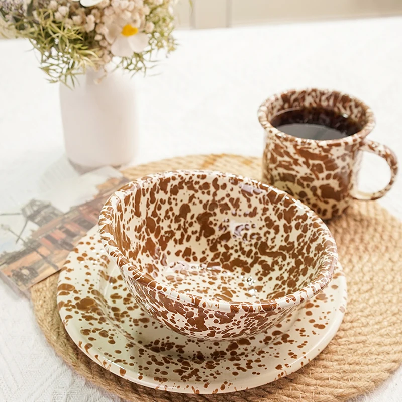 

Ретро-набор посуды из эмалированной стали: тарелка, миска, ложка, круглой формы, винтажный стиль, устойчивый к духовке и влаге, идеально подходит для повседневного использования.