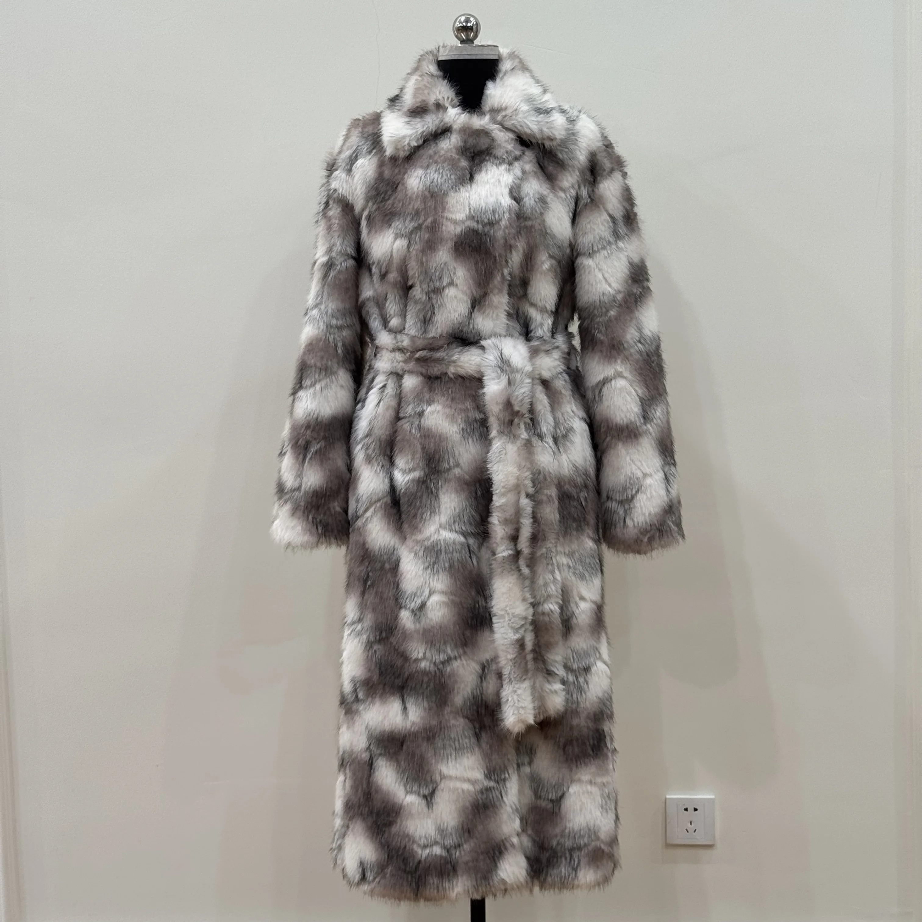 Ausverkauf. „Style Focus“ Lässiger langer, warmer Kunstfuchspelzmantel für junge Frauen, locker taillierter Winterpelzmantel