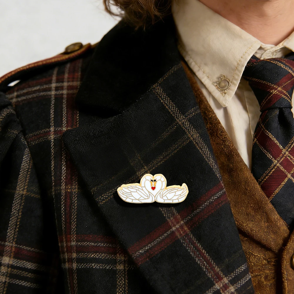 Romantische Paar-Schwan-Herz-Form Emaille-Brosche, Goldumrandete Zwillingsschwäne mit Rotem Herz, Anstecknadel, Rucksack-Accessoire, Urlaubsgeschenk – Detail 11