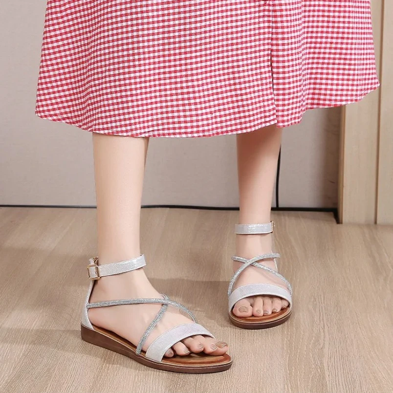 

2025 г., оптовая продажа, модные блестящие детские сандалии для малышей/маленьких детей, модельные сандалии на плоской подошве с открытым носком, летняя обувь