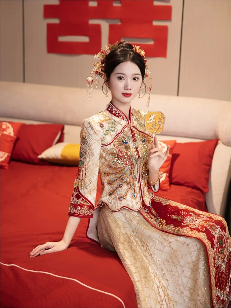 

The new champagne-colored Chinese-style wedding dress and toasting gown for brides complement white