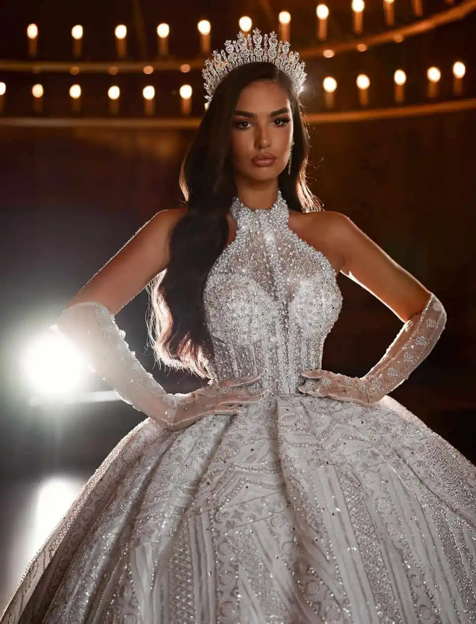 فساتين زفاف رائعة مطرزة بالترتر ورقبة رسن بدون أكمام فساتين زفاف مطرز بالكريستال فيستدو دي نويفا حسب الطلب