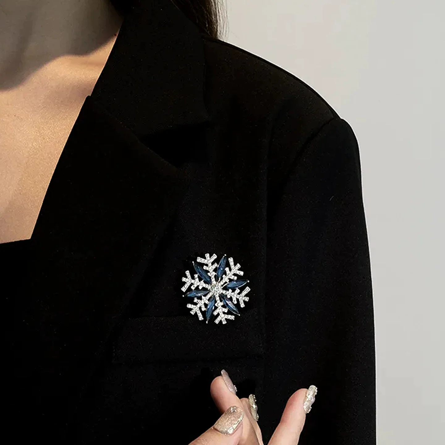 Christmas Snowflake Brooch Rhinestone Elegant Corsage Secure Pin for Women Party Dress Fashion Fix