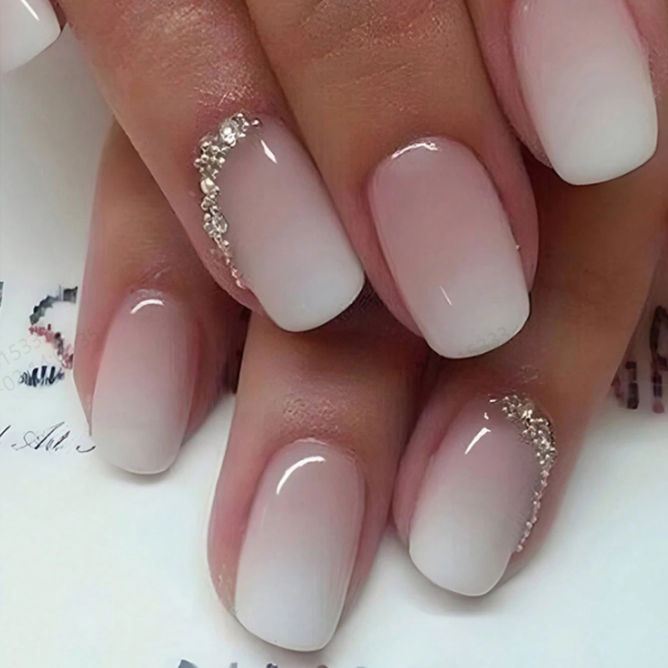 24 قطعة من الضغط المتدرج باللونين الوردي والأبيض على الأظافر، أظافر صناعية مربعة قصيرة بتصميم ماسي، اضغط مغطى بالكامل على أظافر الأكريليك المزيفة