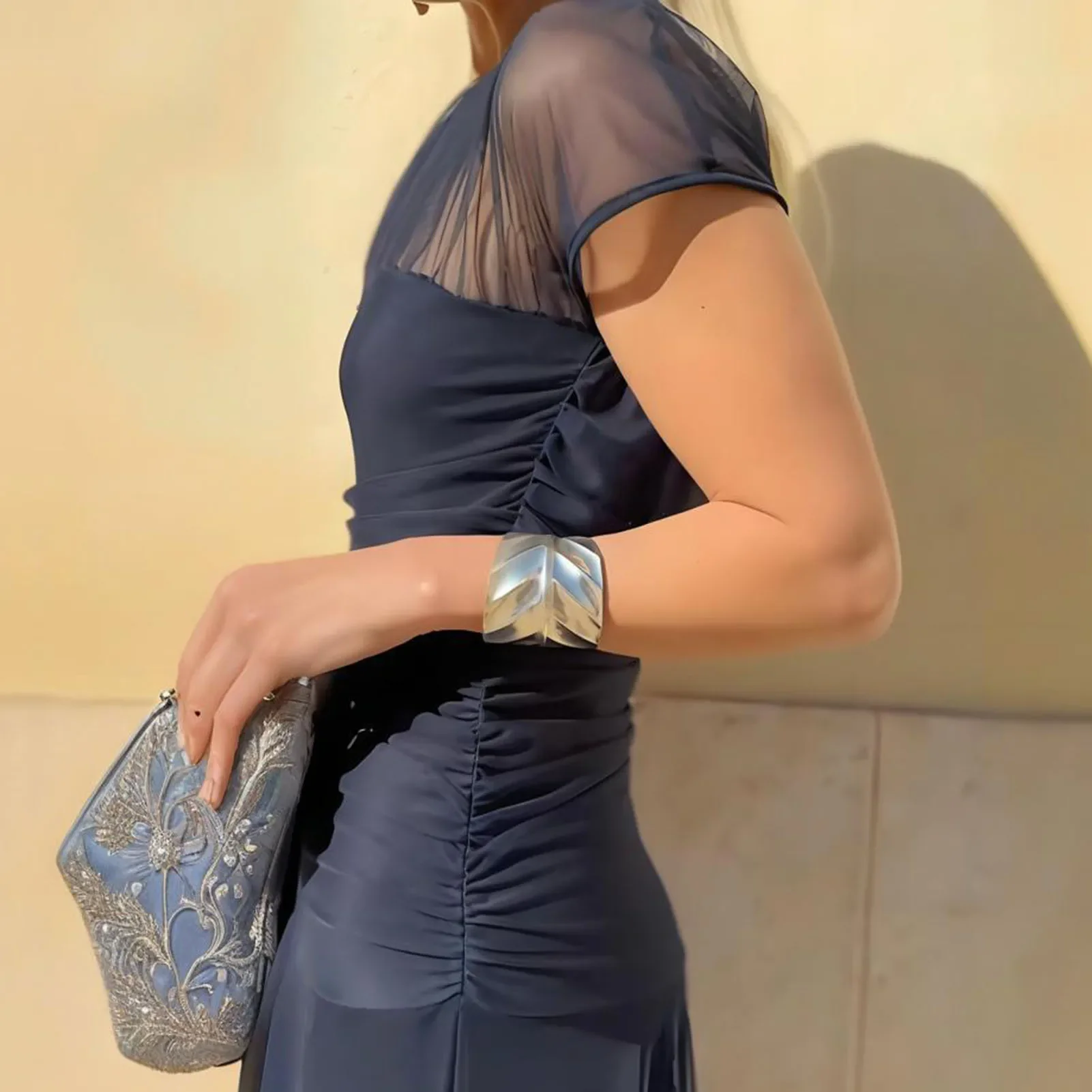 Robe longue Chic en maille transparente pour femmes, tenue de soirée élégante plissée, col rond, avec détail cintré à la taille, coupe cintrée