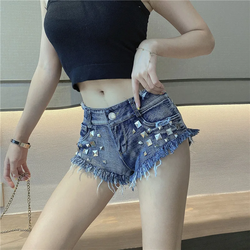 

Женские летние повседневные джинсовые шорты с низкой посадкой, украшенные заклепками, из матового денима, прямого кроя, с металлическим декором