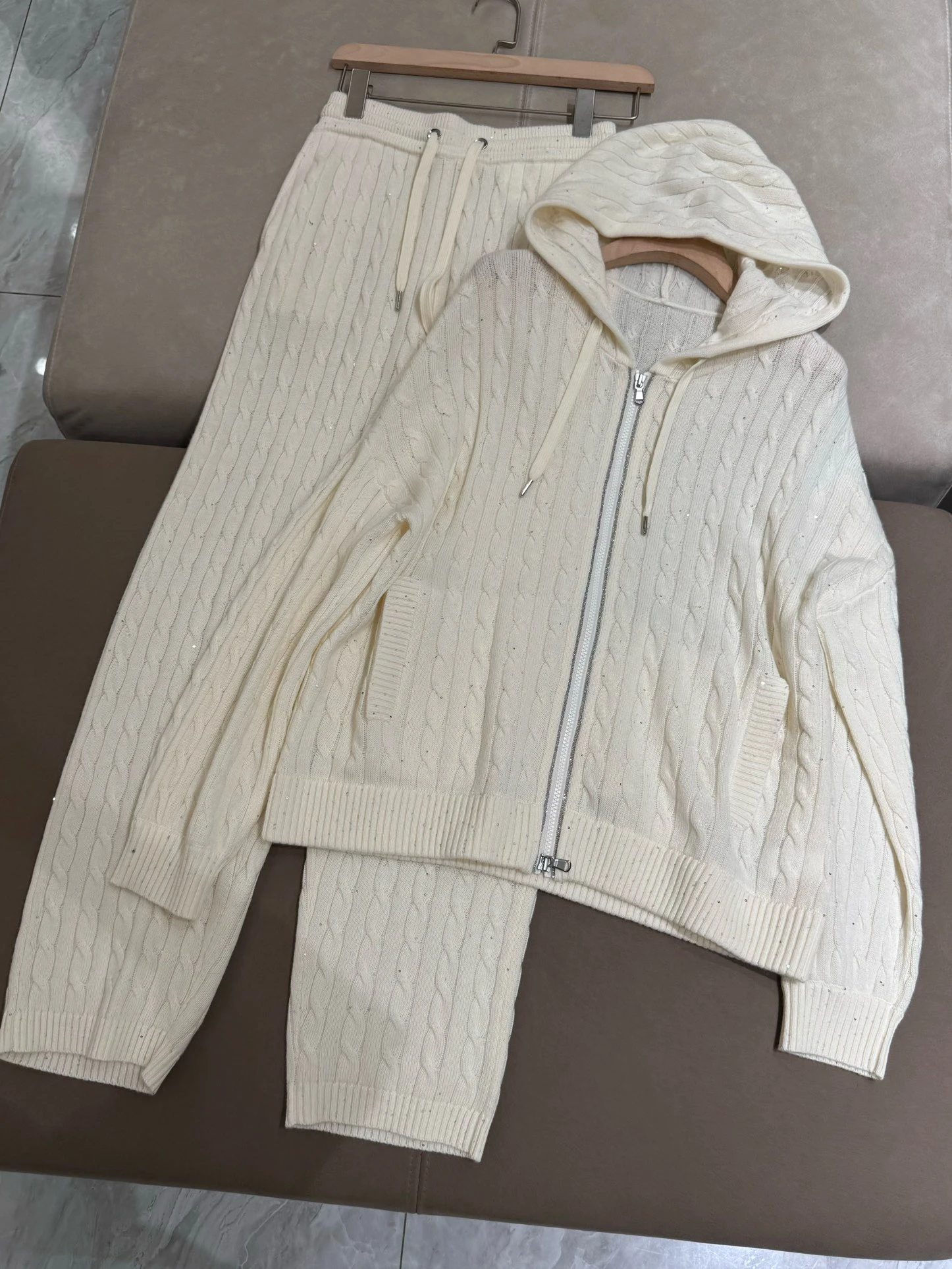 

Женский повседневный комплект: свободные длинные брюки с вязаной шерстяной шапкой на молнии и тяжелой шерстяной курткой с бисерной отделкой — осенний модный ансамбль