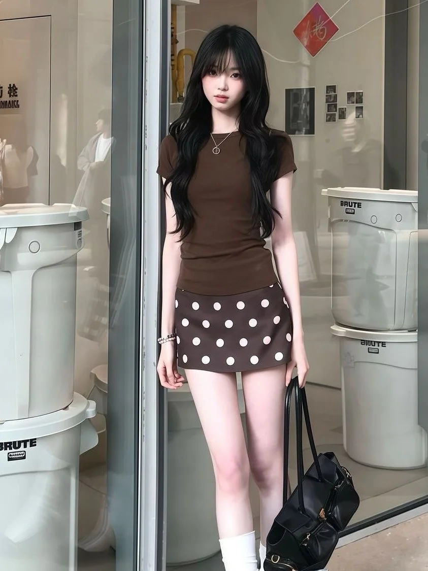 

Корейский летний женский комплект из двух предметов: укороченный топ с коротким рукавом и круглым вырезом, а также юбка-обертка в горошек.