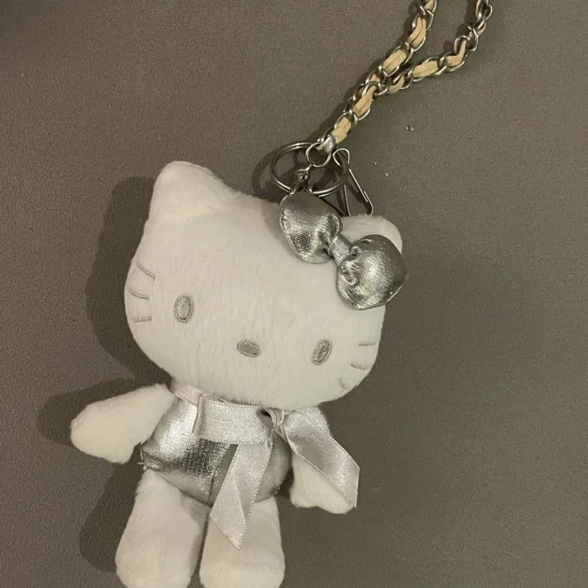 Sanrio Kt Cat Portachiavi in peluche Borsa e decorazioni per auto Giocattoli Simpatico cowboy Hello Kitty Ciondolo bianco argentato Regalo di festa per bambini