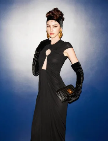 セクシーな赤と黒のオプションプリーツ装飾、胸元カットアウトのフィットロングドレス、ディナーパーティー向けレディースドレス、新入荷