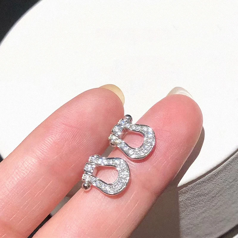 Huitan Fancy U Shaped Ear Stud dla kobiet Paved Crystal Cubic Zirconia Dainty Kobiece kolczyki do noszenia na co dzień Nowoczesna biżuteria modowa