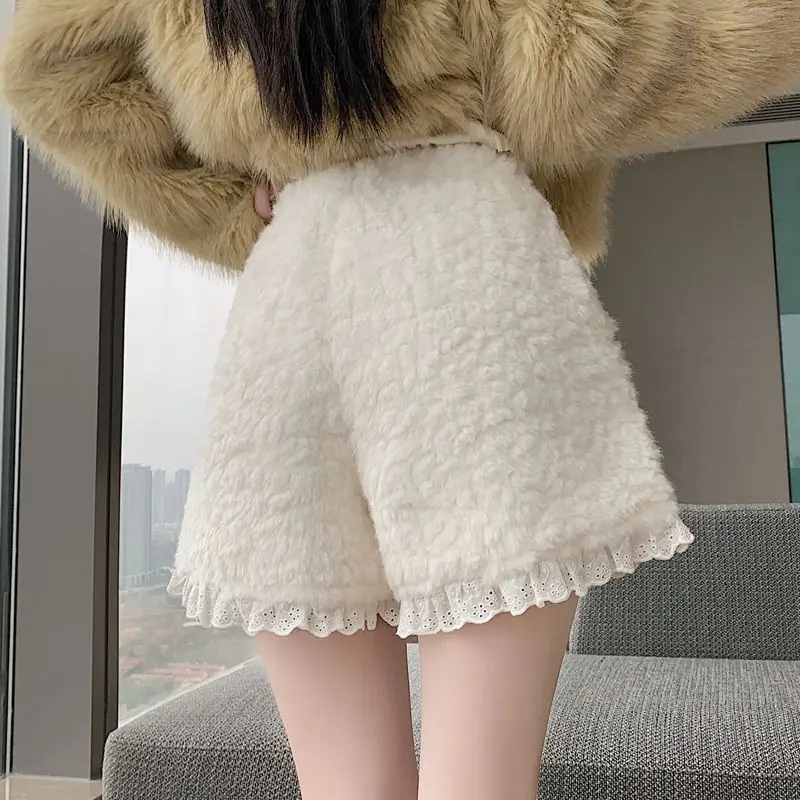 กางเกงขาสั้นทรงเอ แต่งขอบลูกไม้ ขนเฟอร์ สำหรับผู้หญิง สไตล์ลำลอง ทรงบูทคัท ช่วยให้ดูผอม  ใหม่ล่าสุดสำหรับฤดูใบไม้ร่วงและฤดูหนาว