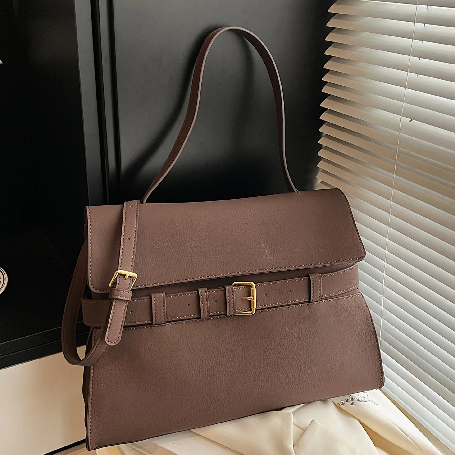 

Winter Women's Niche Shoulder Tote Bag Designed By A Renowned Designer Fashion Large-capacity Versatile Commuter Messenger Bag