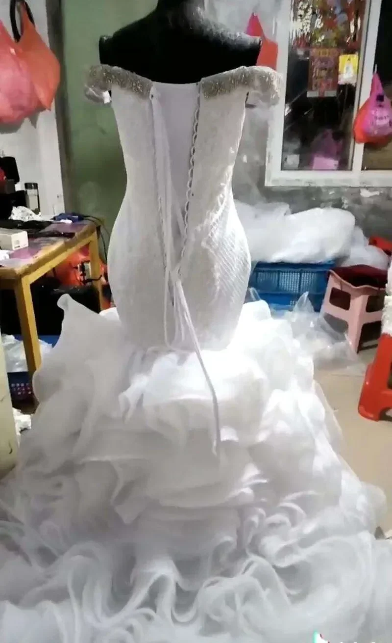 맞춤형 럭셔리 스위트하트 반짝이 비즈 웨딩 드레스 오프숄더 멀티 레이어드 러플 신부 드레스