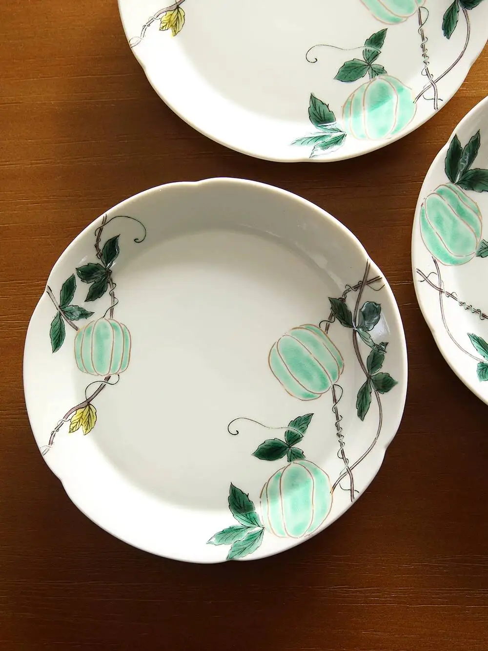 

In Stock: Japanese Imported Kutani Ware By Renowned Artist Kunihiro Miyamoto, Hand-Painted Wind-Boat Vine Pattern Folded-Edge