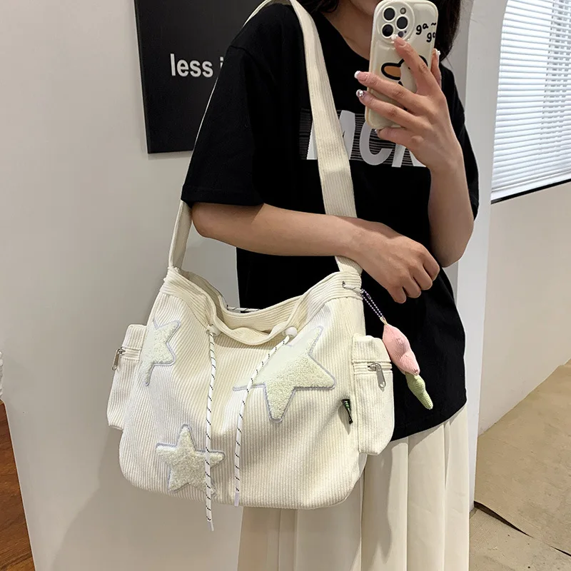 ファッショナブルな大容量コーデュロイショルダーバッグ女性のカジュアルスタークロスボディバッグ多用途学生郵便配達員バッグ