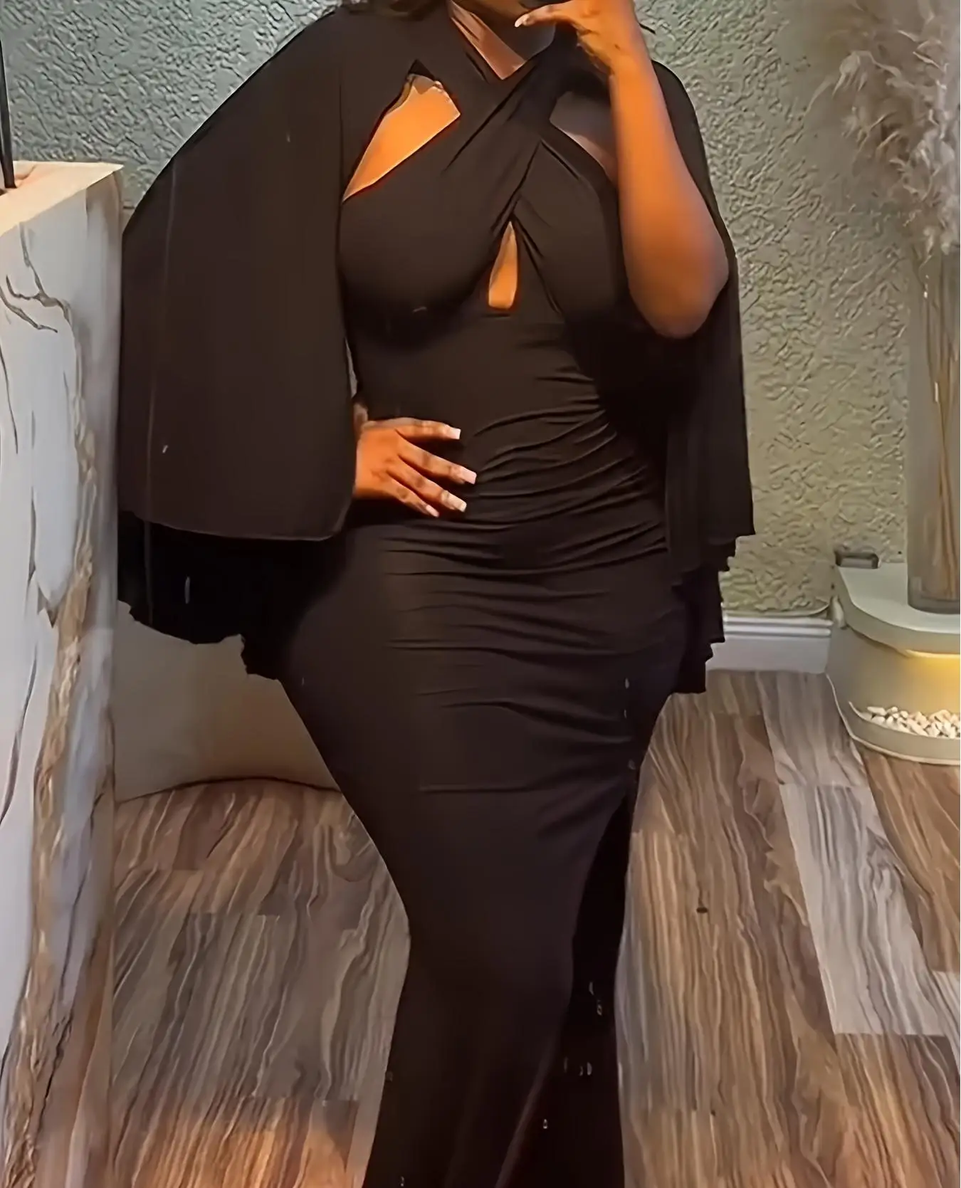 فستان سهرة رسمي نسائي بظهر متقاطع وأكمام كيب طويلة مع فتحة جانبية