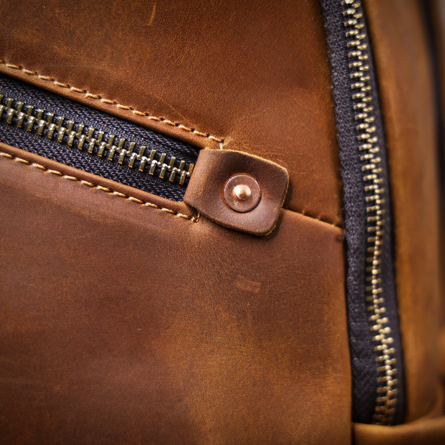 Vintage handgefertigter Rucksack aus hochwertigem Echtleder für Herren, Leder-Laptop-Umhängetasche, Crazy Horse Schultasche, modisch für Männer – Detail 16