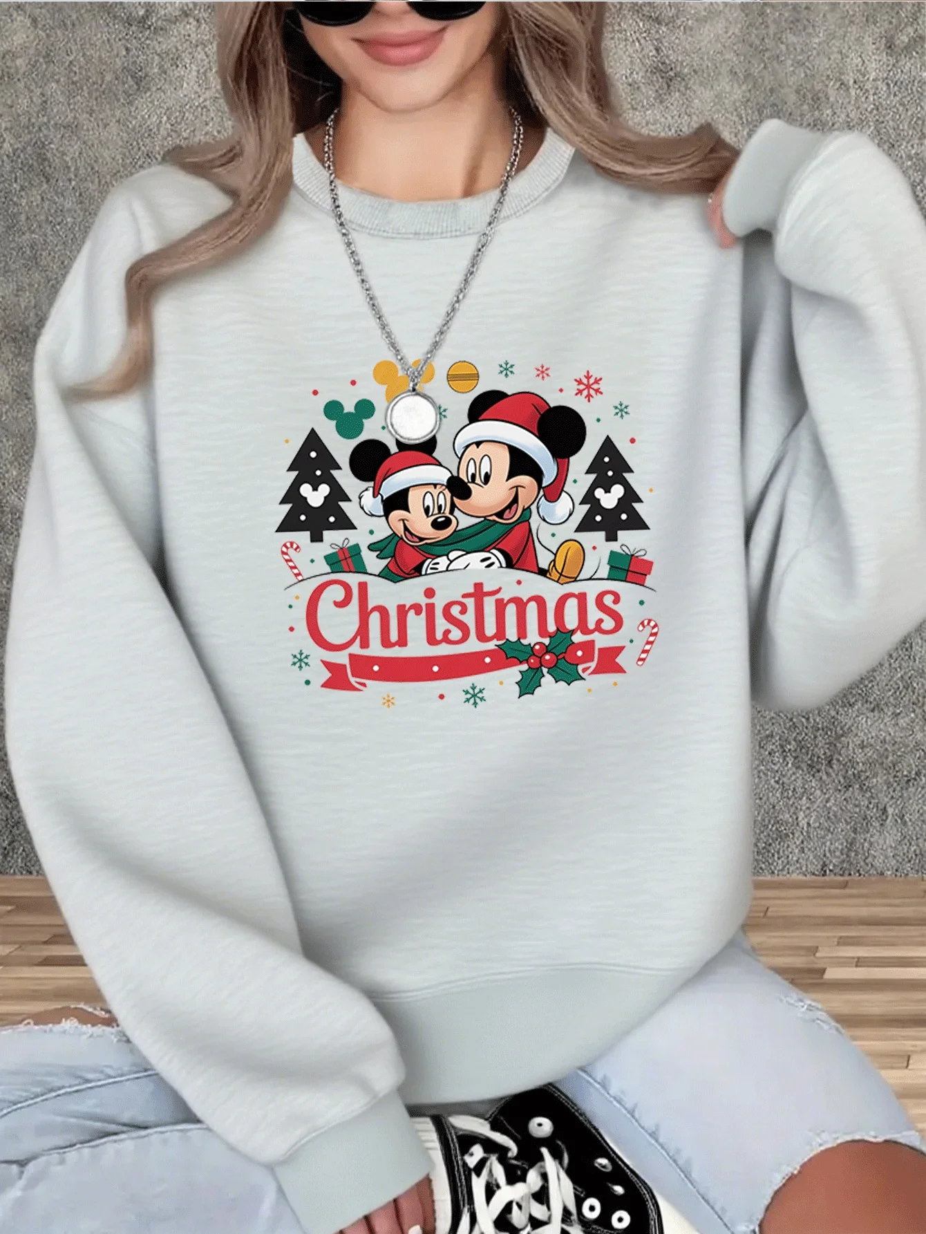 เสื้อสเวตเตอร์ผู้หญิงลายมิกกี้เมาส์ ดิสนีย์ สำหรับคริสต์มาส แฟชั่นโอเวอร์ไซส์ ทรงยูนิเซ็กส์ คอกลม ผ้าฟลีซ ใส่สบายๆ สำหรับฤดูใบไม้ร่วงและฤดูหนาว